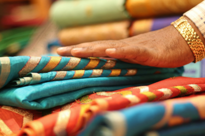 जमीन विवाद को लेकर कर्मचारियों का प्रदर्शन, मैसूर सिल्क साड़ियों का उत्पादन ठप