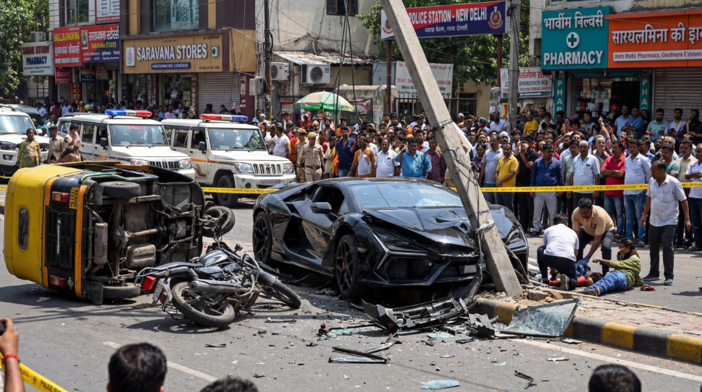 मुख्य शीर्षक (शीर्ष या केंद्र, काली रूपरेखा के साथ बड़ा बोल्ड सफेद/लाल पाठ): "₹10 करोड़ की लेम्बोर्गिनी नष्ट!" सबलाइन (नीचे, छोटा बोल्ड टेक्स्ट): "तम्बाकू व्यवसायी का बेटा वायरल कानपुर दुर्घटना में"