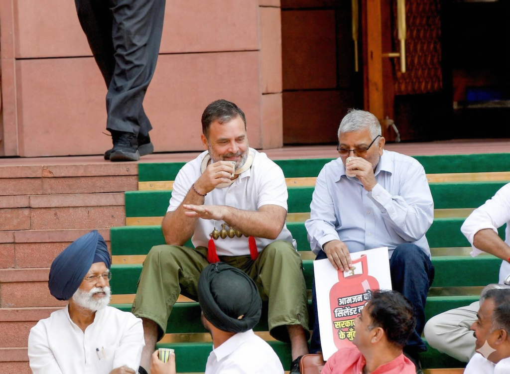 राहुल गांधी संसद की सीढ़ियों पर विरोध प्रदर्शन करते हुए — 204 पूर्व सैन्य अधिकारियों और नौकरशाहों ने सार्वजनिक माफी की मांग की